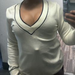 V Neck Crème Cashmere Sweater. Vinyard Vines 