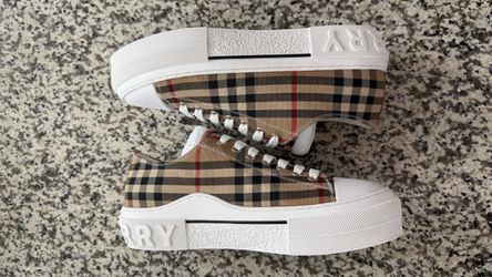 Bur berry woman sneaker