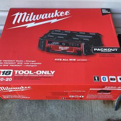 Milwaukee M18 Lithium-lon Cordless PACKOUT Radio/Speaker with Built-In Charger.  Brand NEW.  NUEVO.