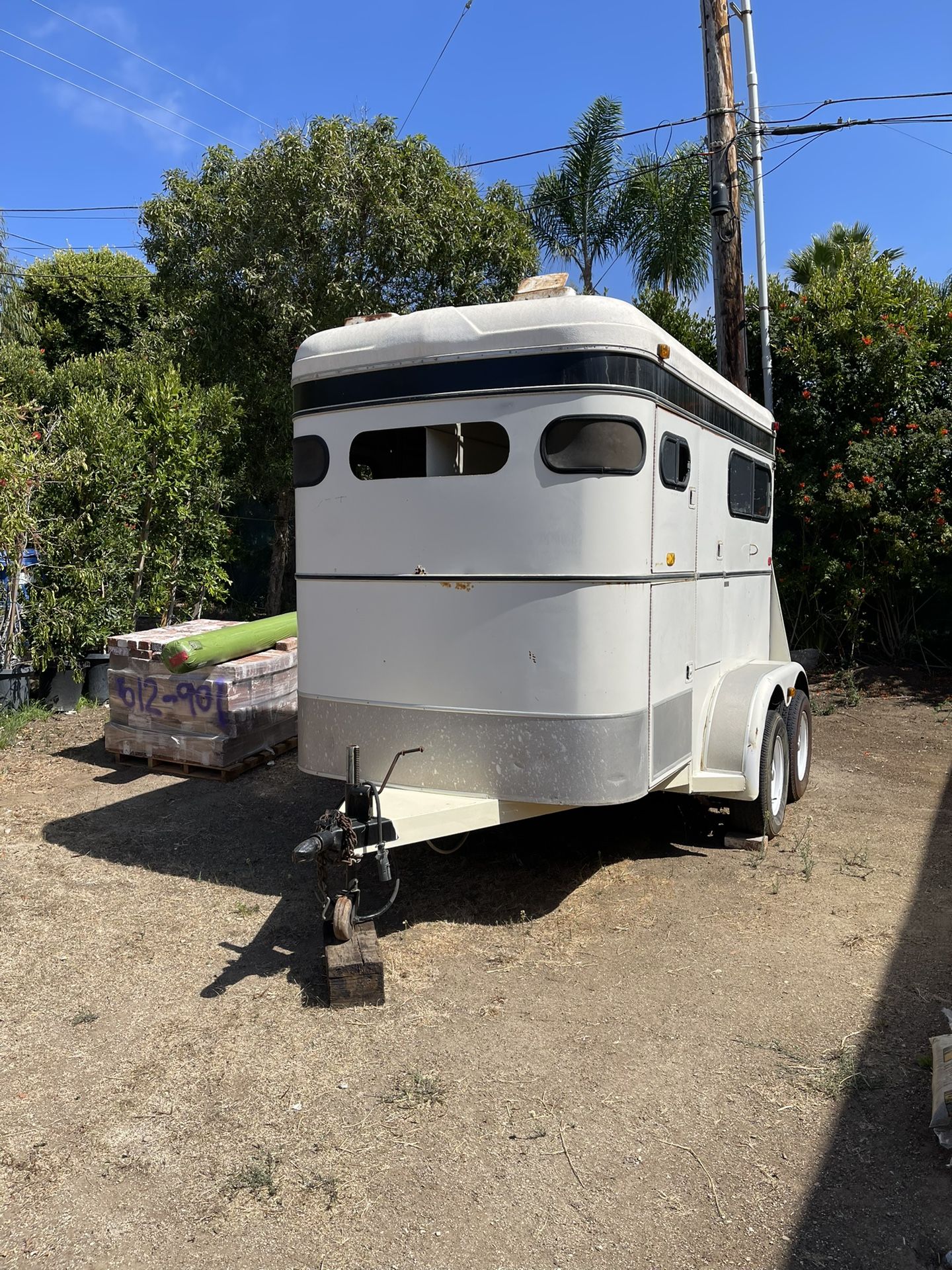 2 horses straight load 1985 western world trailer