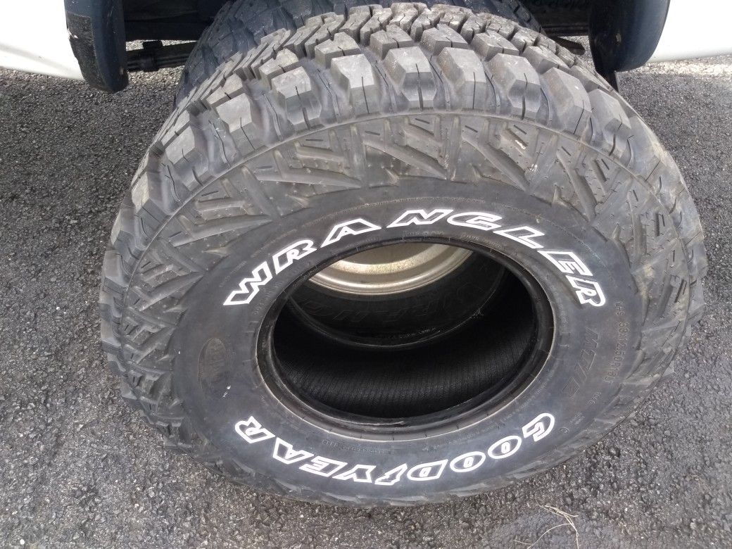 33 12x50 15. One tire new una llanta nueva Goodyear all terrain