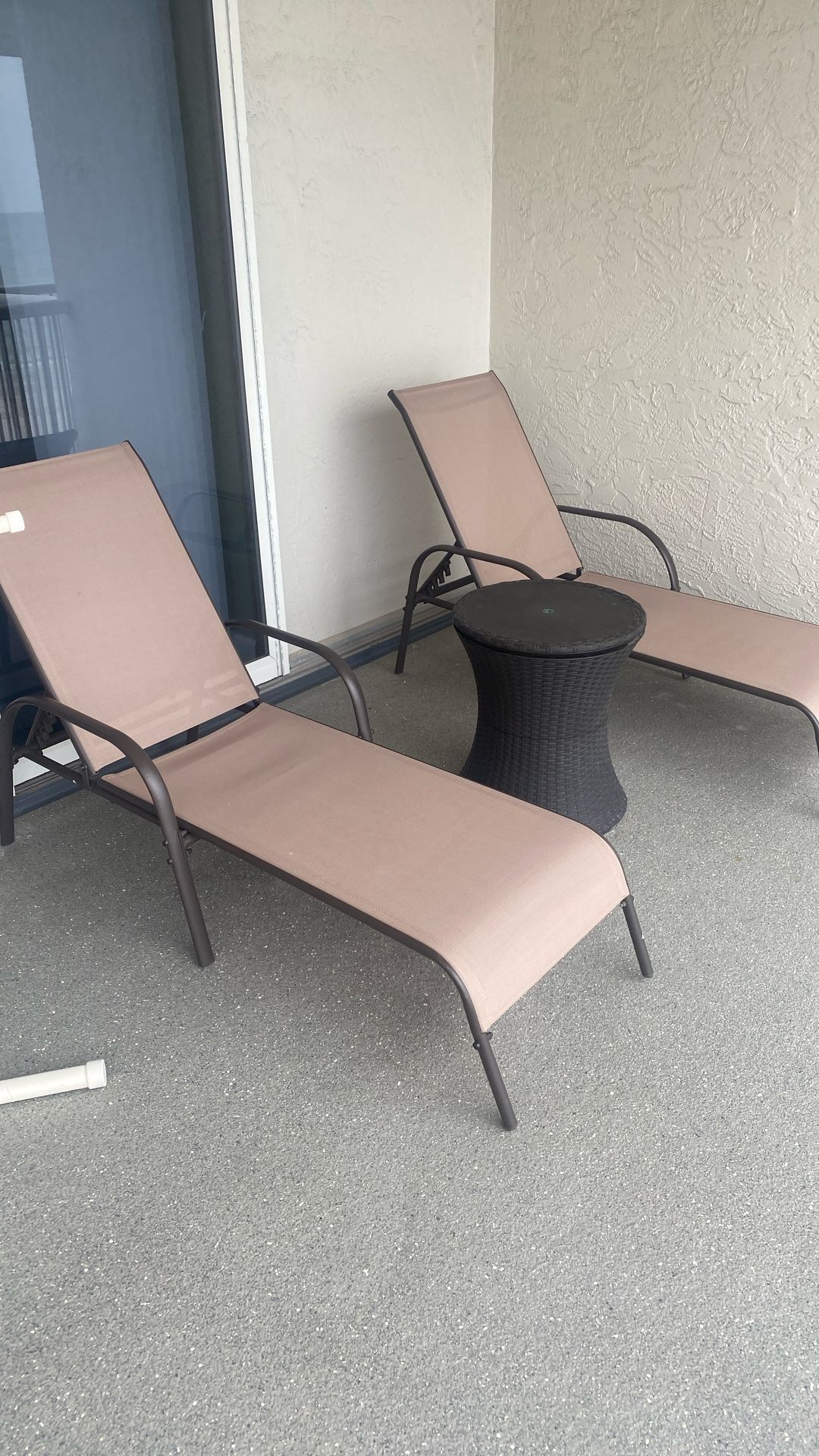 EUC Like New *chaise Lounge Set & Cooler Table ** Beach