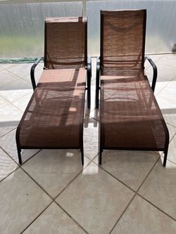 Outdoor patio chaise lounge chairs (2)