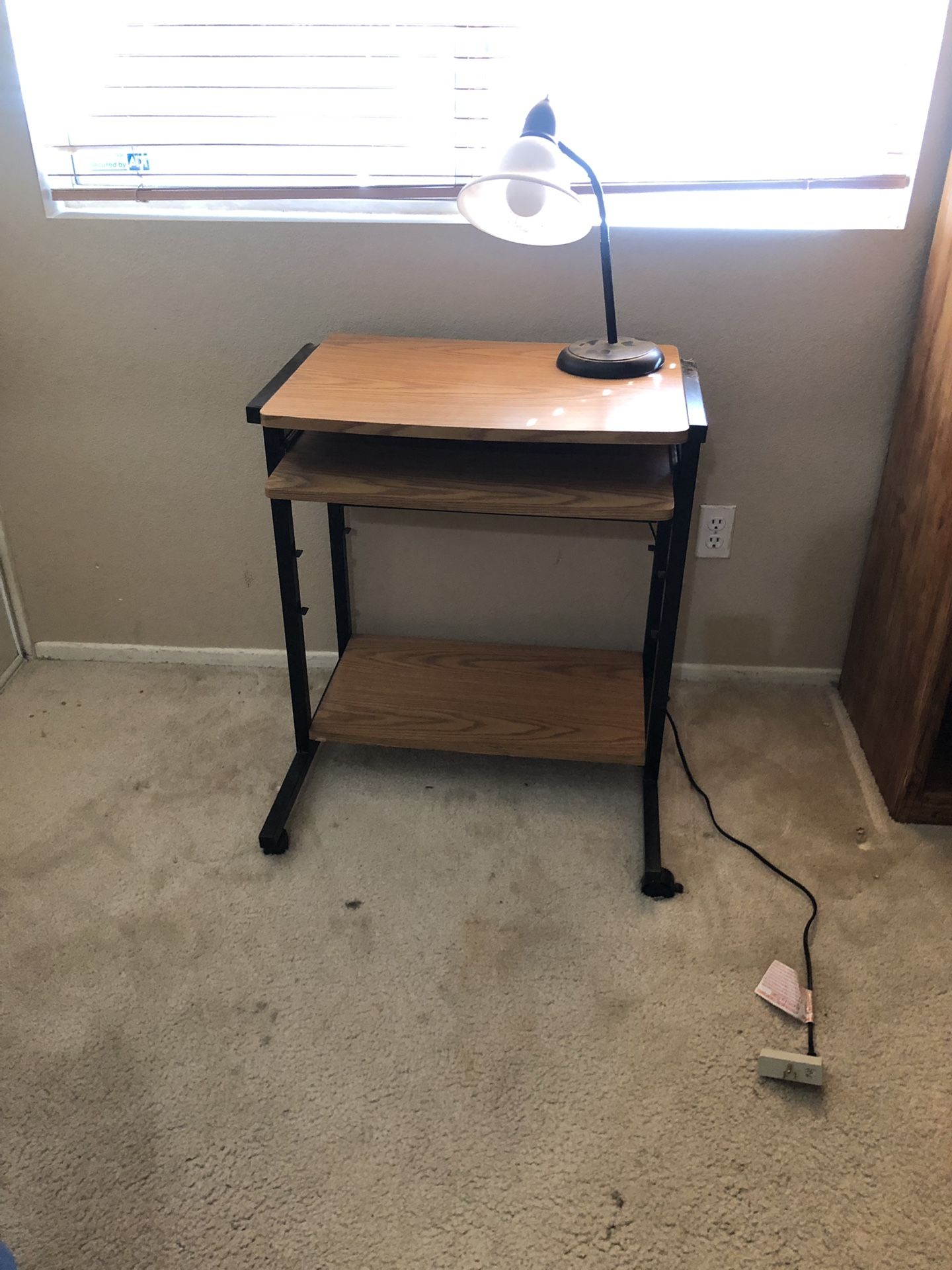 Small desk with wheels and lamp $10