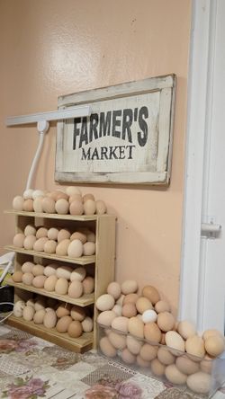 Huevitos Frescos. De Gallinas De Casa.