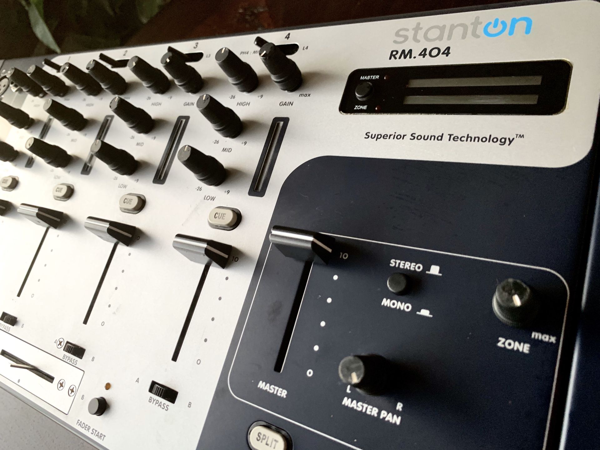 Stanton RM.404 DJミキサー Stanton RM.404 4-Channel DJ Mixer | SST Sound | Mic EQ | Rackmount