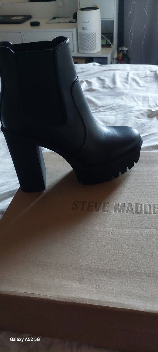 Steeve Madden Boots!!