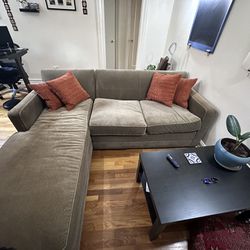 L Shaped Sectional Sofa/Couch (Right side)