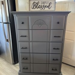 ✨✨GORGEOUS GRAY TALL AND HEAVY 5 DRAWER DRESSER✨✨