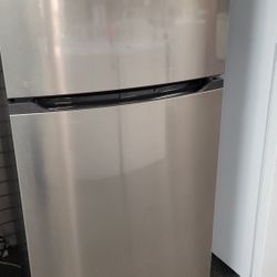 Frigidaire Refrigerator 2doors Like New DELIVERY AVAILABLE 