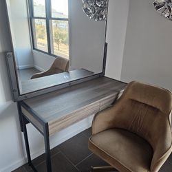Room Desk W/  Mirror 