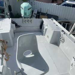 1988 Mako walk around 23ft