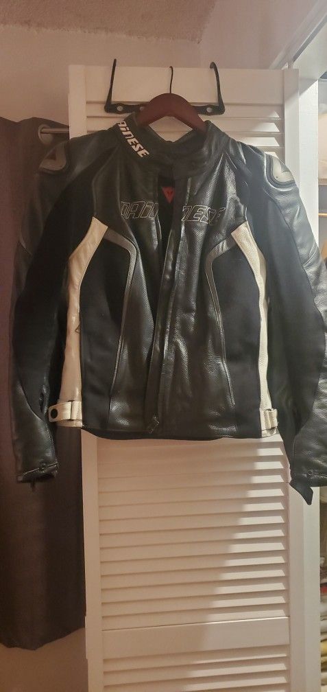 Motorcycle Lady Top-Grade Black and White  Leather Jacket  (Size 44) 