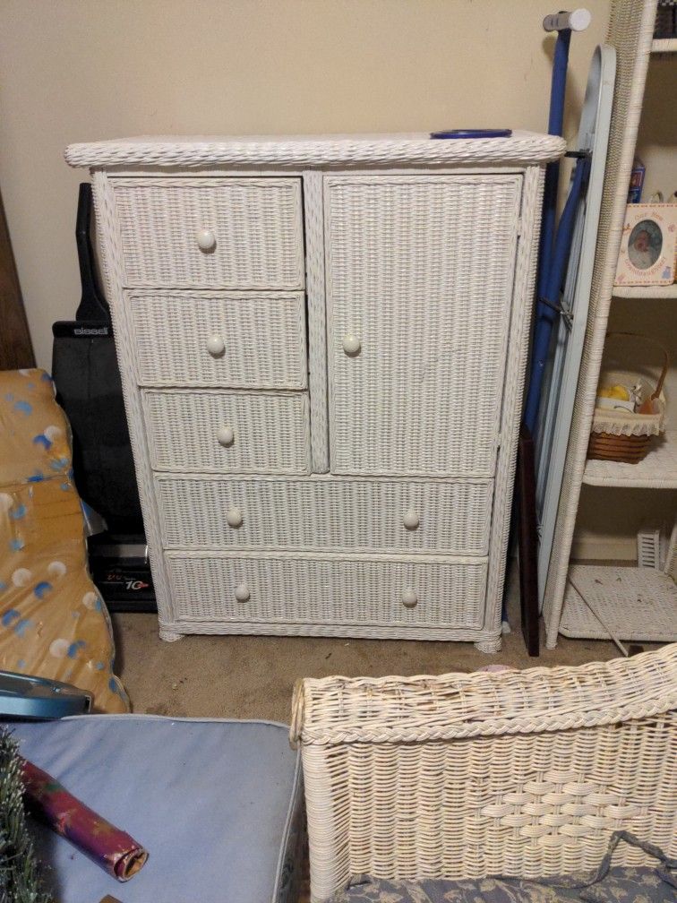 Wicker Curio -cabinet