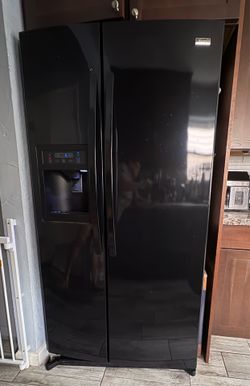 Selling Side by side Kenmore Elite refrigerator with ice maker & water dispenser