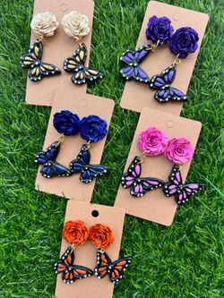 Hermoso aretes de mariposa, mandame mnsje para el precio de Cada par, respondo con mucho gusto