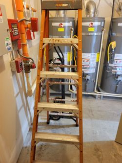 Husky 6 foot step ladder, fiberglass