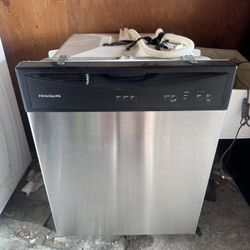 USED - Dishwasher Frigidaire FFBD2406NS9B $200