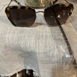Women’s Oscar De La Renta Beautiful 😻 Tortious Sunglasses 🕶️ They Are Brand New With Case 