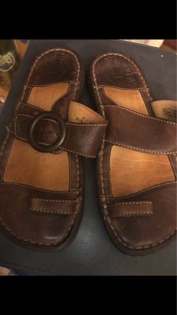 BORN leather Toed sandals size 8M