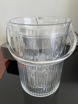 BEAUTIFUL ACRYLIC ICE BUCKET