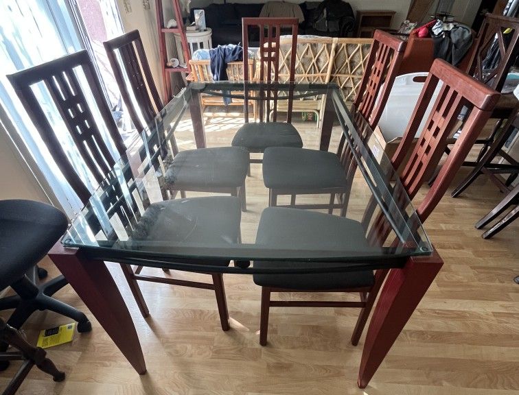 5 CHAIRS & GLASS DINING ROOM TABLE