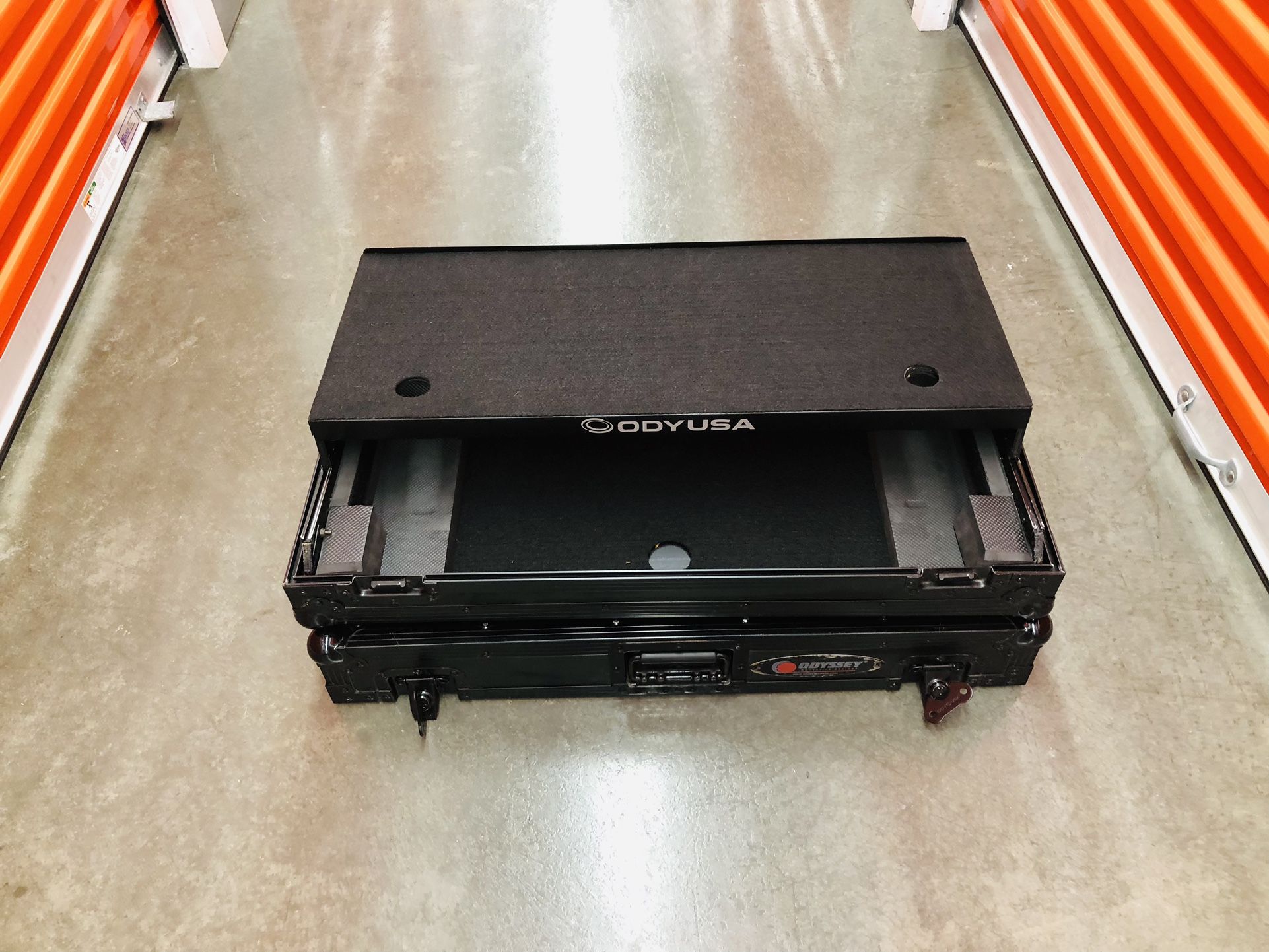 Odyssey Cases FZGSPIDDJSXBL Black DJ Controller Glide Style Case