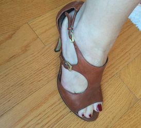 NINE WEST WOMEN SANDALS. Size 6M. Brown leather.