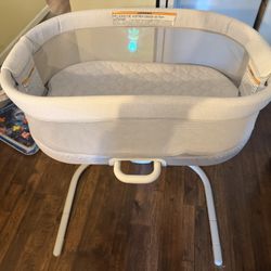 Graco Brand New Never Used Swinging Bassinet 