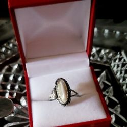 Vintage Ring Size 7  Mother of Pearl Feather Ring 
