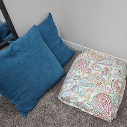 King Size Quilt With 2 Pillows 