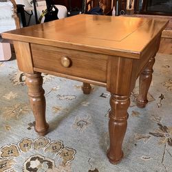 BROYHILL Fontana End Table with Drawer