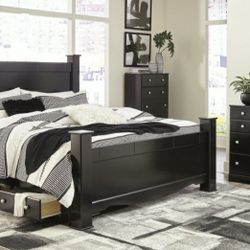 Mirlotown Storage Poster Bedroom Set

