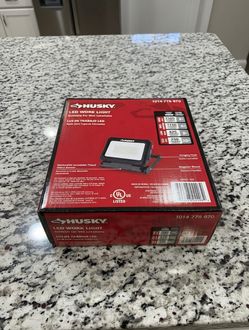 Lámpara LED Husky 2500 Lúmenes - Nueva en caja