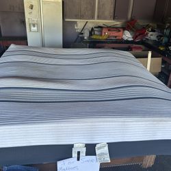 King  Size   Mattress Like New Pillow Top This Was 1000$ Only Asking 450$ 
