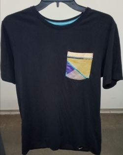 Rare Nike Kobe Bryant Black Mamba Sheath Logo Pocket Tee 808243-010 Size M