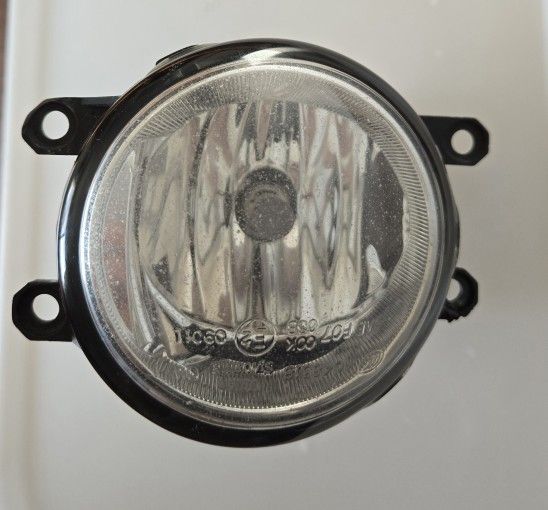 2008-2010 Avalon Yaris Front Right Passenger Side Fog Light Lamp (contact info removed)0