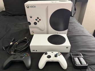 Xbox Series S w/ Original Box + 2 Controllers + Rechargeable Battery packs