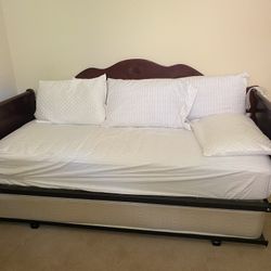 Beautiful Daybed & Trundle