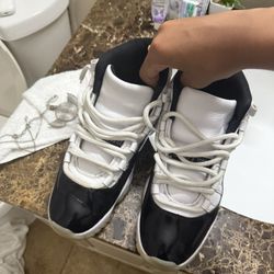 graditues 11s size 9 lmk?
