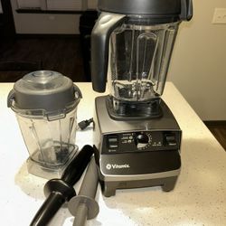 Vitamix blender with 2 containers