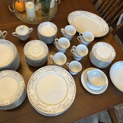 Royal Gallery China Set - 3059 Donna