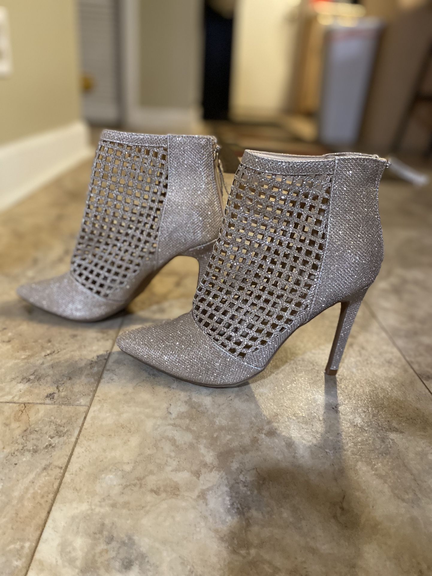 Anne Michelle Golden Glittery Heel, size -8