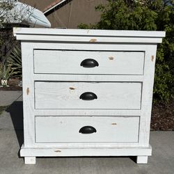 Rustic White Solid Distressed Wood Dresser Chest of Drawers Furniture Excellent Condition