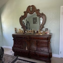 Dresser With Mirror 