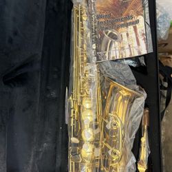 Saxophone 🎷 Brand new. Gold Colors