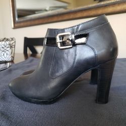 Womens Size 6.5 Black Booties