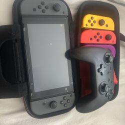 Nintendo Switch Combo With 4 Extra Controllers