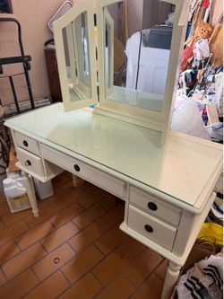 Vanity desk