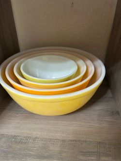 Pyrex Nesting Mixing Bowl Set of 4